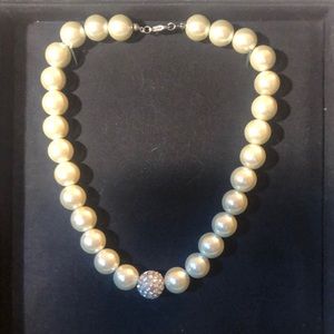 Great accessory for any occasion. Pearl tone with rhinestone accent.